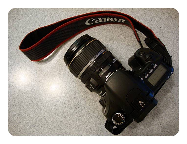 Canon EOS 30D 상단 정보 액정과 빨간 테두리 캐논 스트랩, EF-S 17-85mm 마운트 모습