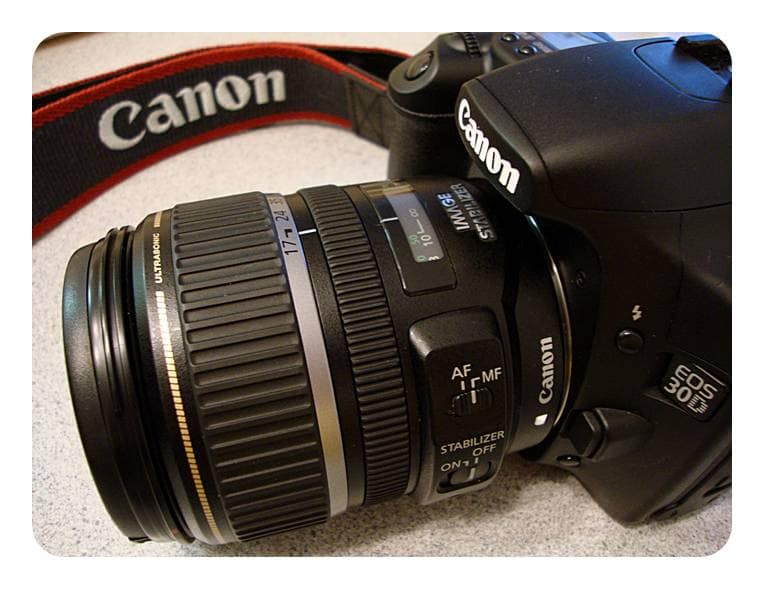 Canon EOS 30D 마그네슘 바디 전면 로고와 EF-S 17-85mm IS USM 렌즈 측면 스위치