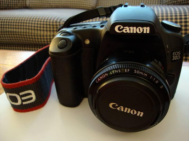 Canon EOS 30D 바디에 마운트된 캐논 국민 단렌즈 EF 50mm f/1.8 II (쩜팔)